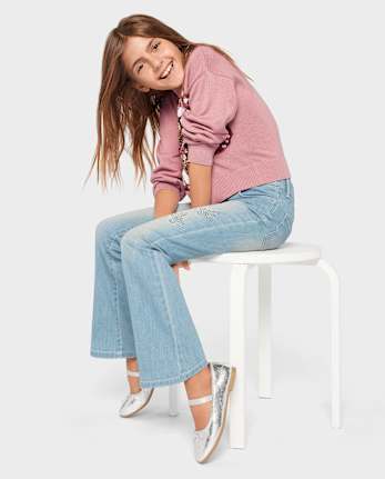 Jeans acampanados con mariposa y diamantes de imitación para niñas