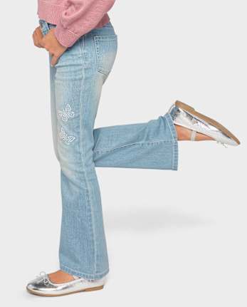 Jeans acampanados con mariposa y diamantes de imitación para niñas