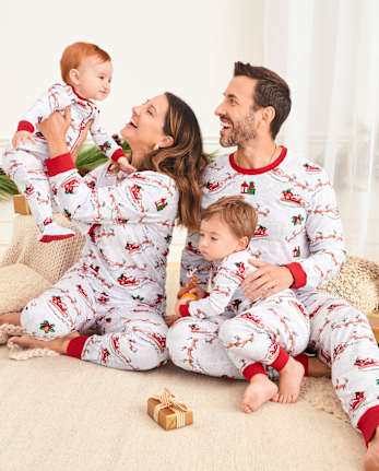 Pijamas de algodón ajustados con trineo de Papá Noel familiar a juego unisex para niños