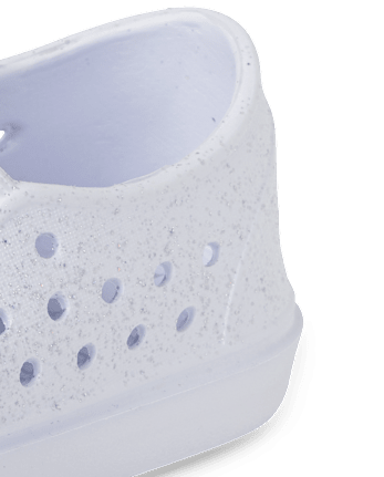 Baskets aquatiques irisées à motif côtier perforé pour petites filles