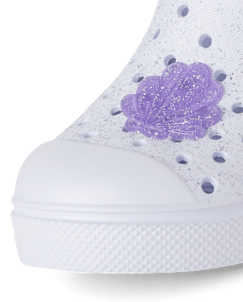 Baskets aquatiques irisées à motif côtier perforé pour petites filles