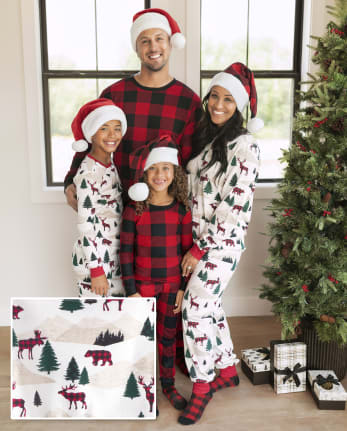 Coordinating-Christmas-pajamas-for-the-entire-family--Kit3514060