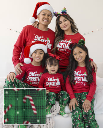 Matching-Christmas-pajamas-for-the-entire-family--Kit3514149