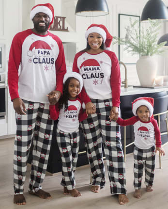 Matching-Christmas-pajamas-for-the-entire-family--Kit3540582
