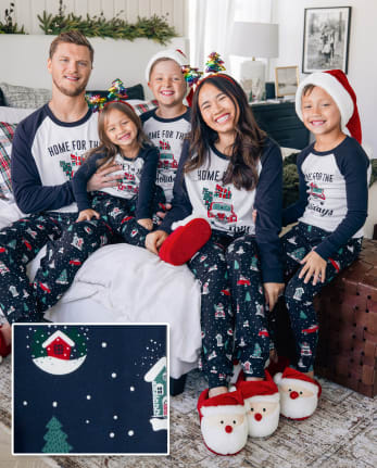 Matching-holiday-pajamas-for-the-entire-family--Kit3540751