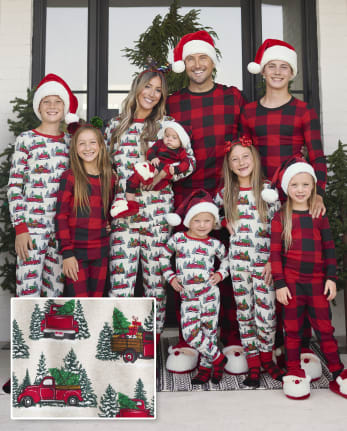 Coordinating-Christmas-pajamas-for-the-entire-family--Kit3540774