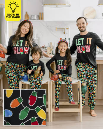 Matching-holiday-pajamas-for-the-entire-family--Kit3541013