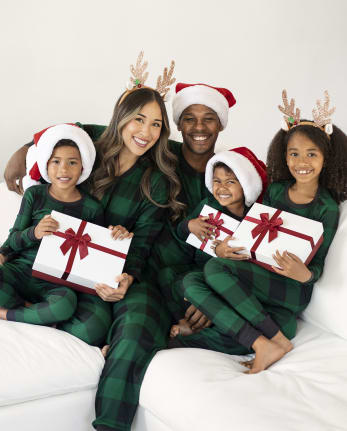 Matching-holiday-pajamas-for-the-entire-family--Kit3541066
