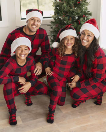 Matching-holiday-pajamas-for-the-entire-family--Kit3541078