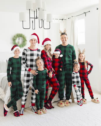 Coordinating-holiday-pajamas-for-the-entire-family--Kit3541118