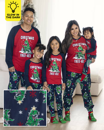 Matching-Christmas-pajamas-for-the-entire-family--Kit3541285