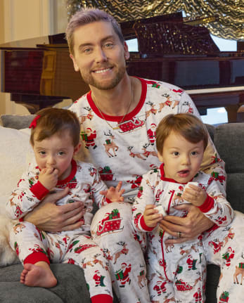 Matching-holiday-pajamas-for-the-whole-family--Kit3885471