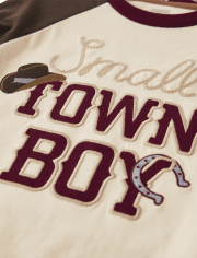 Top raglán bordado para niño de pueblo pequeño - Rancho Rústico