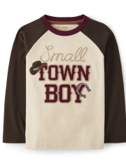 Top raglán bordado para niño de pueblo pequeño - Rancho Rústico