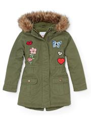Parka con capucha sintética y parches para niñas