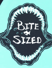 Rashguard gráfico de manga raglán corta para bebés y niños pequeños