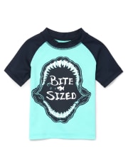 Rashguard gráfico de manga raglán corta para bebés y niños pequeños