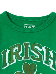 Camiseta con gráfico de trébol familiar a juego para bebés y niños pequeños