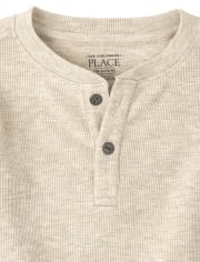 Camiseta térmica con cuello henley para bebés y niños pequeños