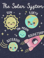Camiseta gráfica del sistema solar para niñas pequeñas