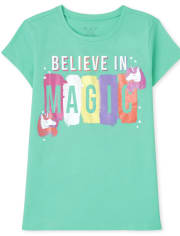 Camiseta con gráfico Las niñas creen en la magia