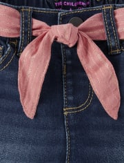 Jeans acampanados con cinturón para niñas pequeñas