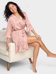 Bata de satén con volantes para mujer