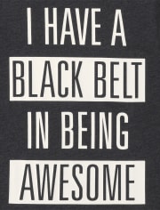 Camiseta con estampado de cinturón negro para niños