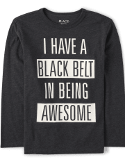 Camiseta con estampado de cinturón negro para niños