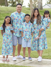 Camisa con botones tropicales familiares a juego para hombre