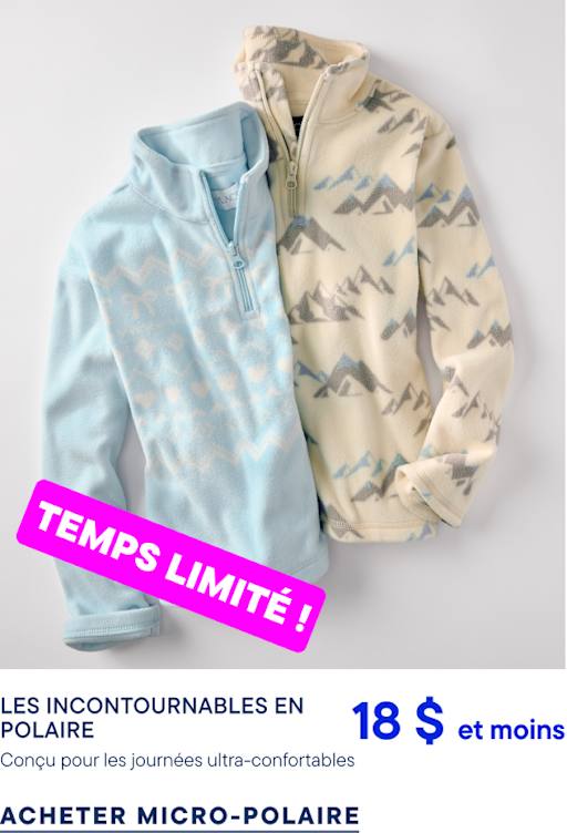 Deux pulls en polaire, l'un bleu clair et l'autre crème à motifs de montagnes, se détachent sur un fond gris clair uni.
