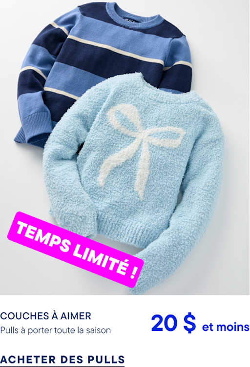 Un pull duveteux bleu clair avec un nœud blanc et un pull rayé bleu marine sont posés sur un fond blanc uni.