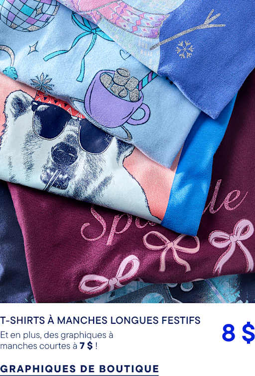 Au premier plan, sur un fond blanc orné de textes promotionnels, se superposent divers t-shirts graphiques colorés aux imprimés festifs.