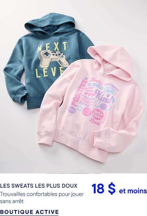Un sweat à capuche turquoise sur le thème du jeu vidéo et un sweat à capuche rose à motifs sont disposés sur un fond gris clair uni.