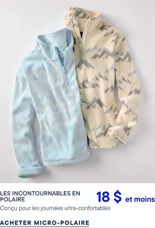 Deux pulls en polaire, l'un bleu clair et l'autre crème à motifs de montagnes, se détachent sur un fond blanc uni.