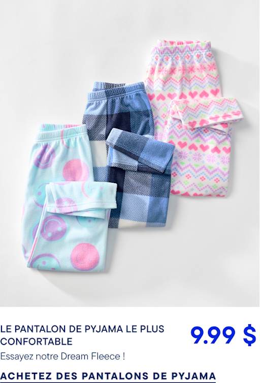 Trois pantalons de pyjama en polaire à motifs, bleus, bleu marine à carreaux et roses, sont disposés sur un fond blanc uni.