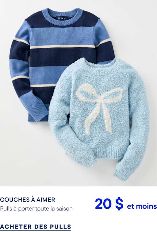 Un pull à rayures bleues et un pull duveteux bleu clair avec un nœud blanc sont posés sur un fond blanc uni.