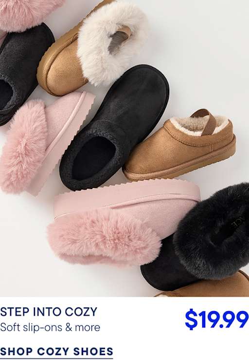 Diversos zapatos cómodos sin cordones en color negro, rosa y marrón están esparcidos sobre un fondo blanco liso.