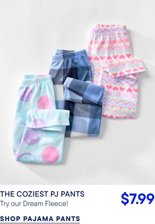 Tres pares de pantalones de pijama de felpa estampados están dispuestos sobre un fondo blanco liso.