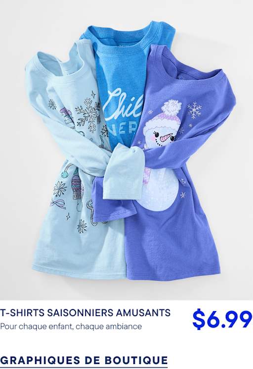 Trois chemises à manches longues pour enfants, dans différentes nuances de bleu avec des motifs hivernaux, sont superposées sur un fond blanc uni.