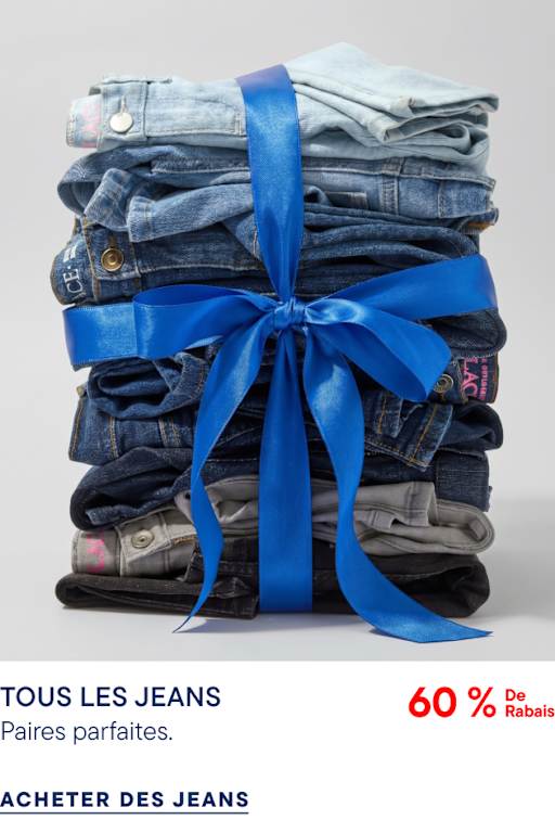 Une pile de jeans en denim pliés, noués par un grand ruban bleu, se détache sur un fond gris clair uni.