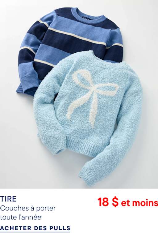 Un pull duveteux bleu clair orné d'un nœud blanc est superposé à un pull rayé bleu marine et bleu sur un fond blanc uni.