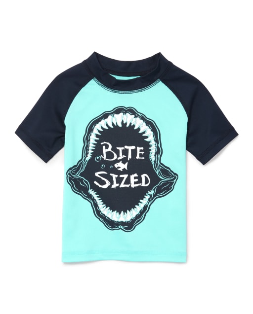 Rashguard gráfico de manga raglán corta para bebés y niños pequeños