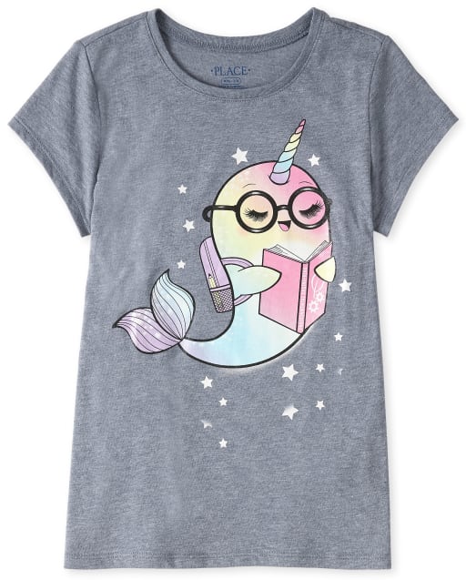Filles lisant un t-shirt graphique narval