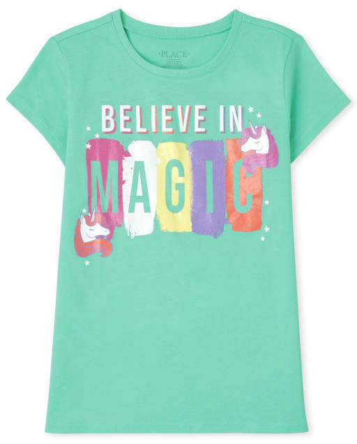 Camiseta con gráfico Las niñas creen en la magia