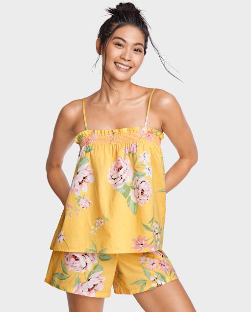 Pijamas florales para mujer