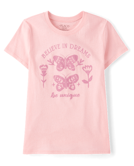T-shirt graphique « Les filles croient aux rêves »