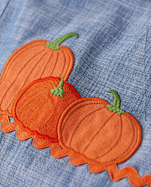Chasuble en chambray brodée citrouille pour fille - Aventures d'automne