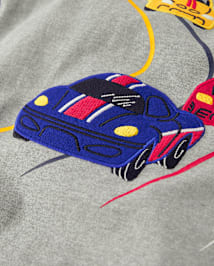 Haut raglan brodé à motif de voiture de course pour garçon - Classroom Cutie