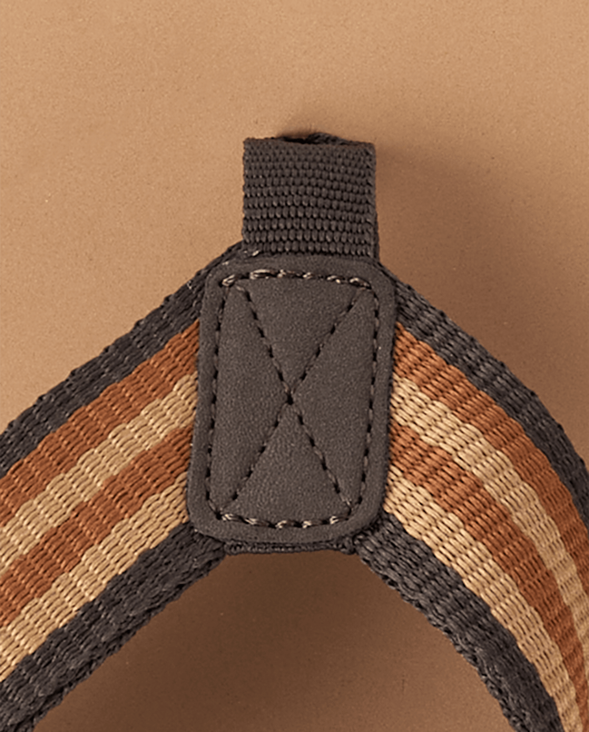 Сандалии The Children's Place Striped Flip Flops для мальчиков, цвет: Рыжевато-коричневый — фото 1